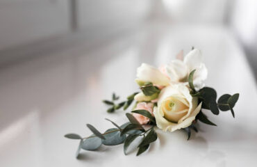 pensao-por-morte-direitos-inss Flor branca sobre superfície clara, simbolizando homenagem e amparo aos dependentes de segurados falecidos.