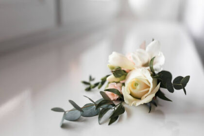 Flor branca sobre superfície clara, simbolizando homenagem e amparo aos dependentes de segurados falecidos.