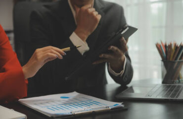 analise-estrategica-recuperacao-credito-bogo-advocacia Gestores analisando gráficos financeiros e indicadores de inadimplência em um ambiente corporativo sob orientação jurídica.