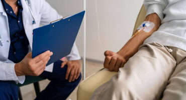 Direito à Aposentadoria por Nefropatia Grave 2026 Médico com prancheta atendendo paciente em tratamento renal, explicando se quem tem nefropatia grave pode se aposentar por invalidez.