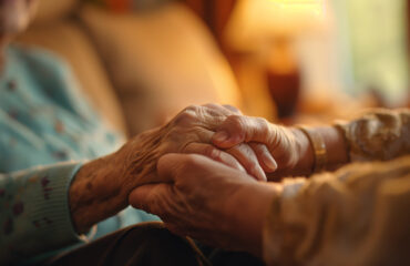 Idoso recebendo apoio e cuidado de familiar em situação de vulnerabilidade social