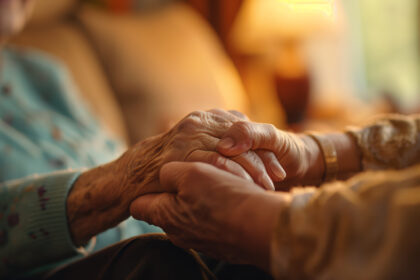 Idoso recebendo apoio e cuidado de familiar em situação de vulnerabilidade social