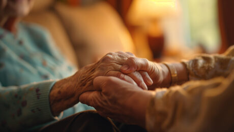 Idoso recebendo apoio e cuidado de familiar em situação de vulnerabilidade social