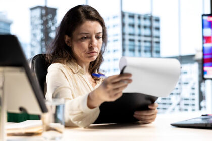 Responsabilidade do sócio por dívidas da empresa sendo analisada em processo de execução judicial