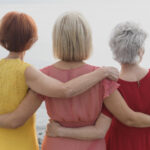 Mulheres adultas representando diferentes idades na aposentadoria da mulher em 2026 e seus direitos previdenciários