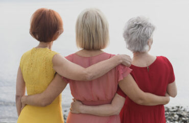 Mulheres adultas representando diferentes idades na aposentadoria da mulher em 2026 e seus direitos previdenciários