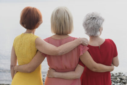 Mulheres adultas representando diferentes idades na aposentadoria da mulher em 2026 e seus direitos previdenciários