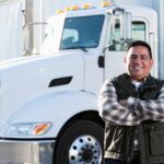 Motorista de carga em frente a caminhão representando aposentadoria do motorista de carga em 2026