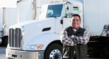 Aposentadoria do motorista de carga em 2026 Motorista de carga em frente a caminhão representando aposentadoria do motorista de carga em 2026