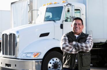 Aposentadoria do motorista de carga em 2026 Motorista de carga em frente a caminhão representando aposentadoria do motorista de carga em 2026