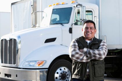 Motorista de carga em frente a caminhão representando aposentadoria do motorista de carga em 2026