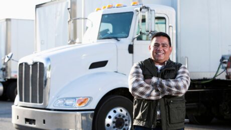 Motorista de carga em frente a caminhão representando aposentadoria do motorista de carga em 2026