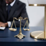 Balança da Justiça sobre mesa de escritório durante análise jurídica sobre renegociação de dívida e garantias.