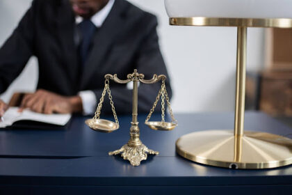 Balança da Justiça sobre mesa de escritório durante análise jurídica sobre renegociação de dívida e garantias.