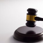 Martelo de juiz representando ação de cobrança para recuperação judicial de valores devidos