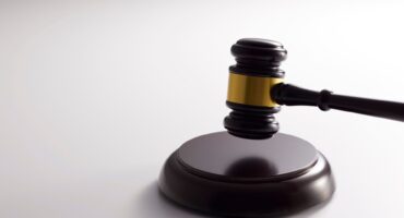Ação de cobrança Martelo de juiz representando ação de cobrança para recuperação judicial de valores devidos