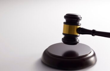 Ação de cobrança Martelo de juiz representando ação de cobrança para recuperação judicial de valores devidos