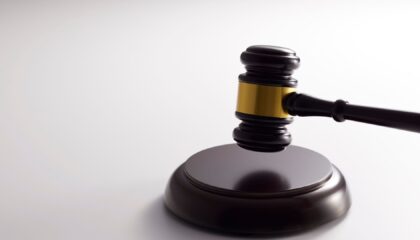 Martelo de juiz representando ação de cobrança para recuperação judicial de valores devidos
