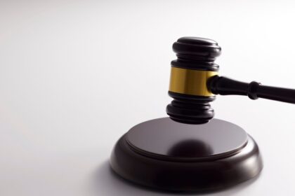 Martelo de juiz representando ação de cobrança para recuperação judicial de valores devidos