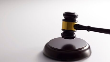 Martelo de juiz representando ação de cobrança para recuperação judicial de valores devidos
