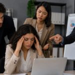 Profissional sob pressão em situação de assédio moral no trabalho
