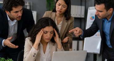 Profissional sob pressão em situação de assédio moral no trabalho