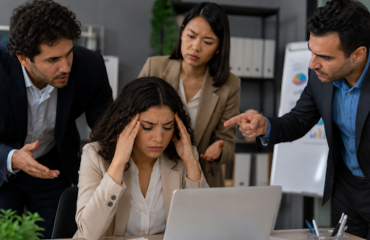 Profissional sob pressão em situação de assédio moral no trabalho