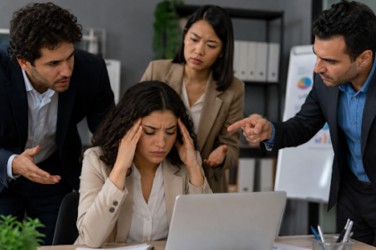Profissional sob pressão em situação de assédio moral no trabalho
