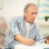 Homem analisando documentos para averbação de tempo de contribuição