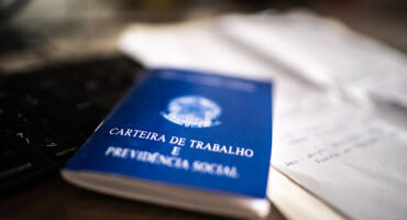 Carteira de Trabalho representando a dúvida se desempregado tem direito ao INSS
