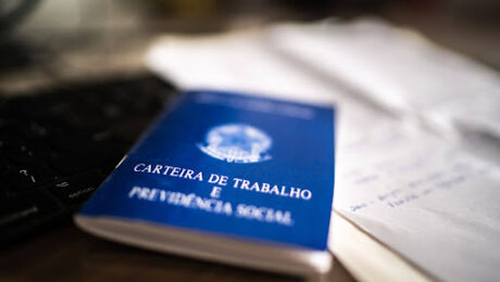 Carteira de Trabalho representando a dúvida se desempregado tem direito ao INSS