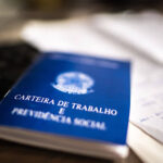 Empresa analisando contrato de experiência antes da contratação de um funcionário
