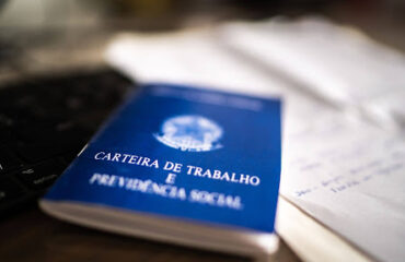 Empresa analisando contrato de experiência antes da contratação de um funcionário