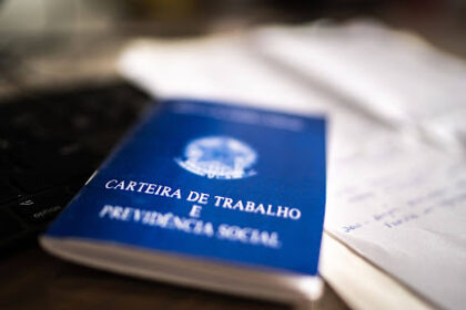Empresa analisando contrato de experiência antes da contratação de um funcionário