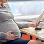 Gestante em ambiente de trabalho durante contrato de experiência