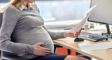 Gestante em ambiente de trabalho durante contrato de experiência