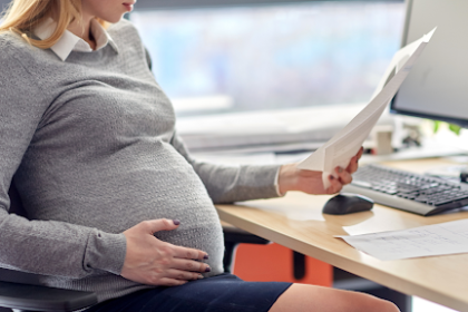Gestante em ambiente de trabalho durante contrato de experiência