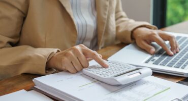 prazo para cobrar dívida Profissional analisando documentos e valores relacionados ao prazo para cobrar dívida de clientes inadimplentes