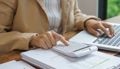 Profissional analisando documentos e valores relacionados ao prazo para cobrar dívida de clientes inadimplentes