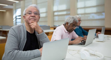 Trabalhadores idosos representando a dúvida se trabalho sem registro conta para aposentadoria