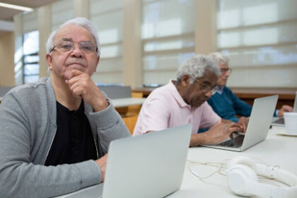 Trabalhadores idosos representando a dúvida se trabalho sem registro conta para aposentadoria