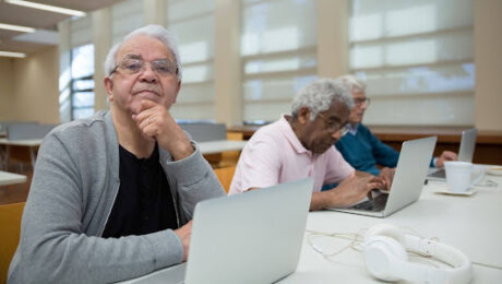 Trabalhadores idosos representando a dúvida se trabalho sem registro conta para aposentadoria